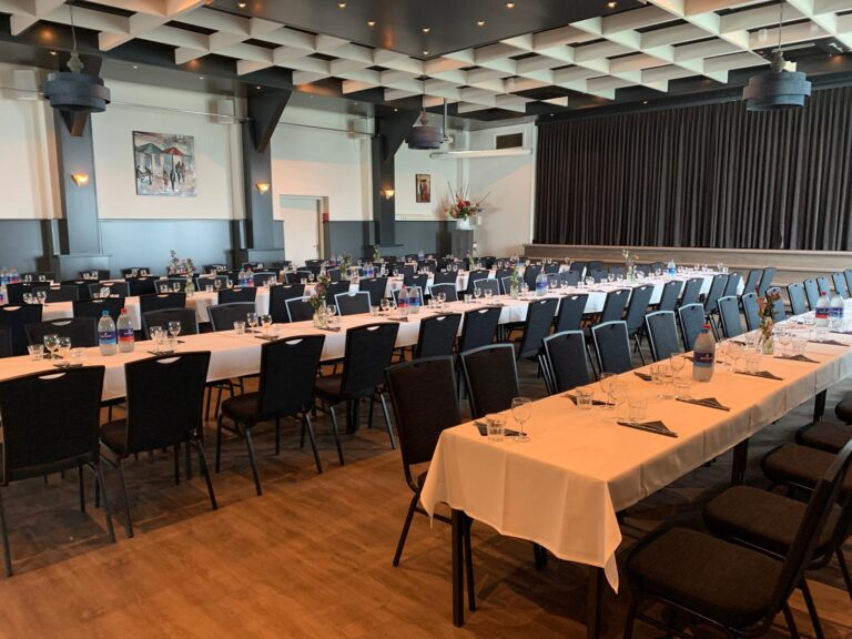 De grote zaal van het Dorpshuis Hierden, gedekt voor een gezamenlijk diner.